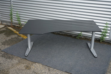 Frontvisning af Dencon hæve-sænkebord 160x100 cm i sort med justerbar højde og linoleum bordplade