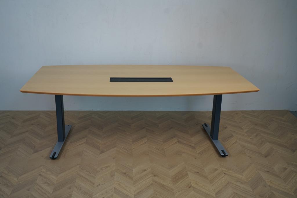 Tøndeformet Dencon mødebord 210x110 cm i bøg – set forfra med plads til 6–10 personer