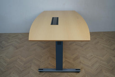 Konferencebord fra Dencon i bøg, 210x110 cm – set fra siden med synlig stikkontakt og kabelhul