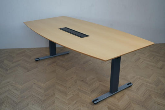 Dencon konferencebord 210x110 cm i bøg med kabelgennemføring og stik – set skråt forfra