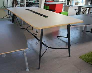 Skråt billede af Dencon højt konferencebord 240x120 cm med beige linoleum og birkekant