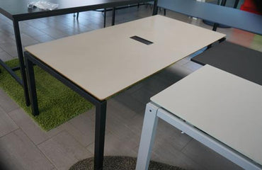 Skråvinkel af Dencon konferencebord i beige med sort understel og kabelgennemføring, 200x100 cm