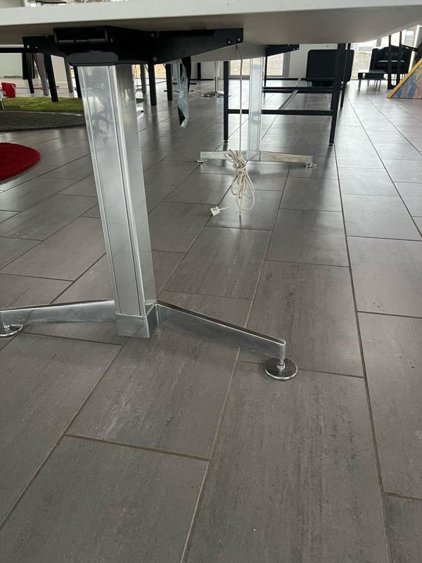 Nærbillede af forkromet ben på Dencon konferencebord – stabilt stel med moderne finish.