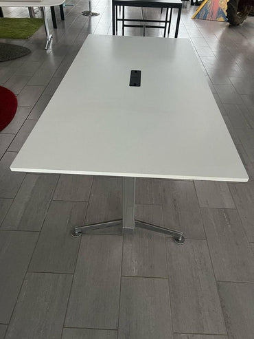 Sidevisning af Dencon konferencebord med hvid bordplade og kromstel – praktisk og stilrent konferencebord i 240x120 cm.