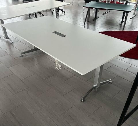 Skrå vinkel af Dencon konferencebord i hvid med forkromet stel og kabelgennemføring, 240x120 cm – moderne mødebord til kontor og mødelokale.