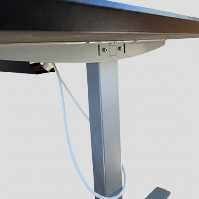 Dencon konferencebord set nedefra med kabelbakke og robust understel