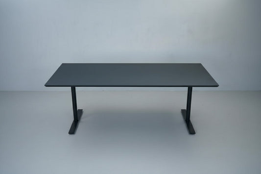 Frontvisning af Dencon konferencebord med sort linoleumsbordplade og stel, 200x100 cm – tidløst og funktionelt design.