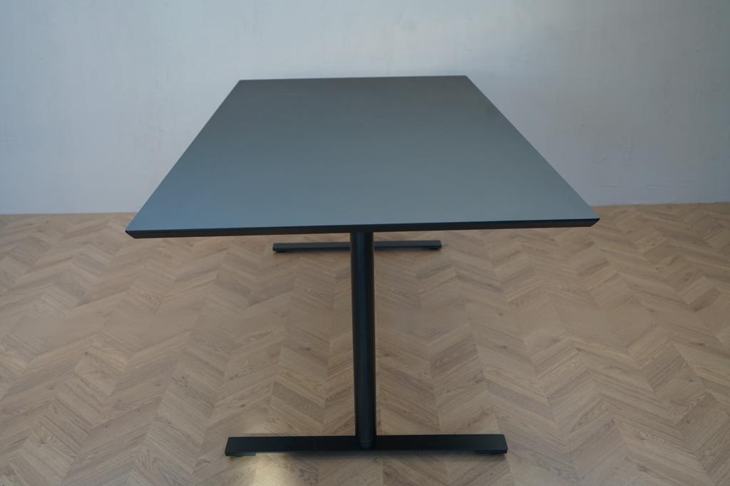 Sideprofil af Dencon konferencebord med sort linoleumsbordplade og stel, 200x100 cm – minimalistisk og robust.