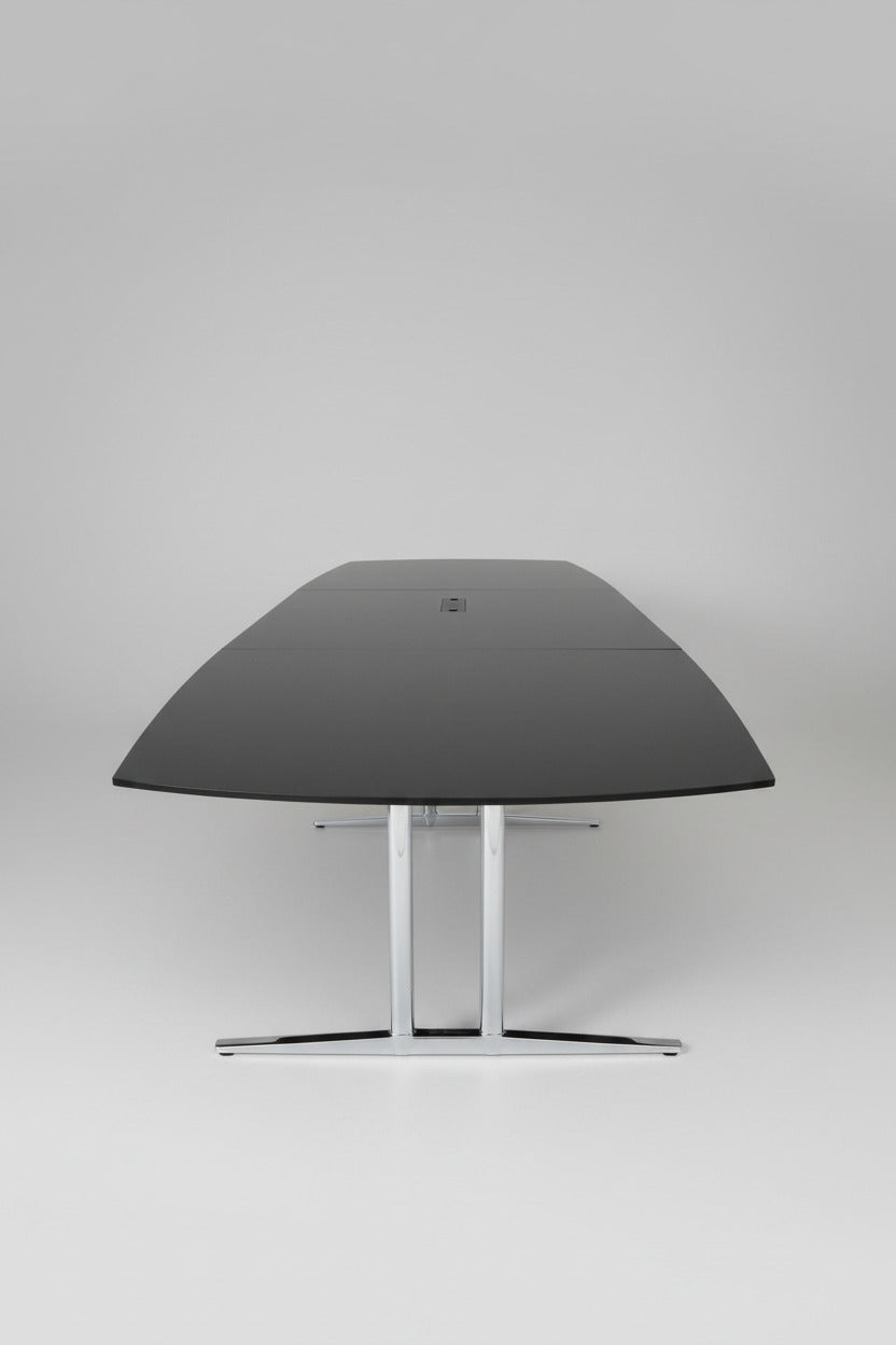 Dencon konferencebord i sort laminat med krom stel og affaset kant – sidevisning