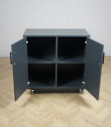 Åbent Dencon kontorskab med to rum og hylde i antracitgrå