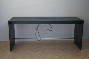 Dencon luksus højbord i sort nanolaminat med kabelgennemføring – set forfra