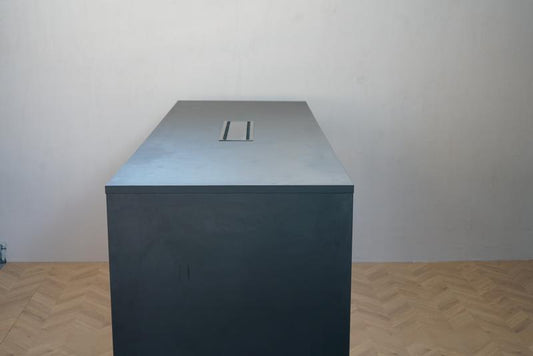 Sidevisning af sort Dencon højbord med moderne gavldesign og soft nanolaminat