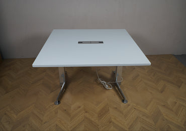 Dencon mødebord i hvid 120x120 cm med kabelgennemføring set forfra