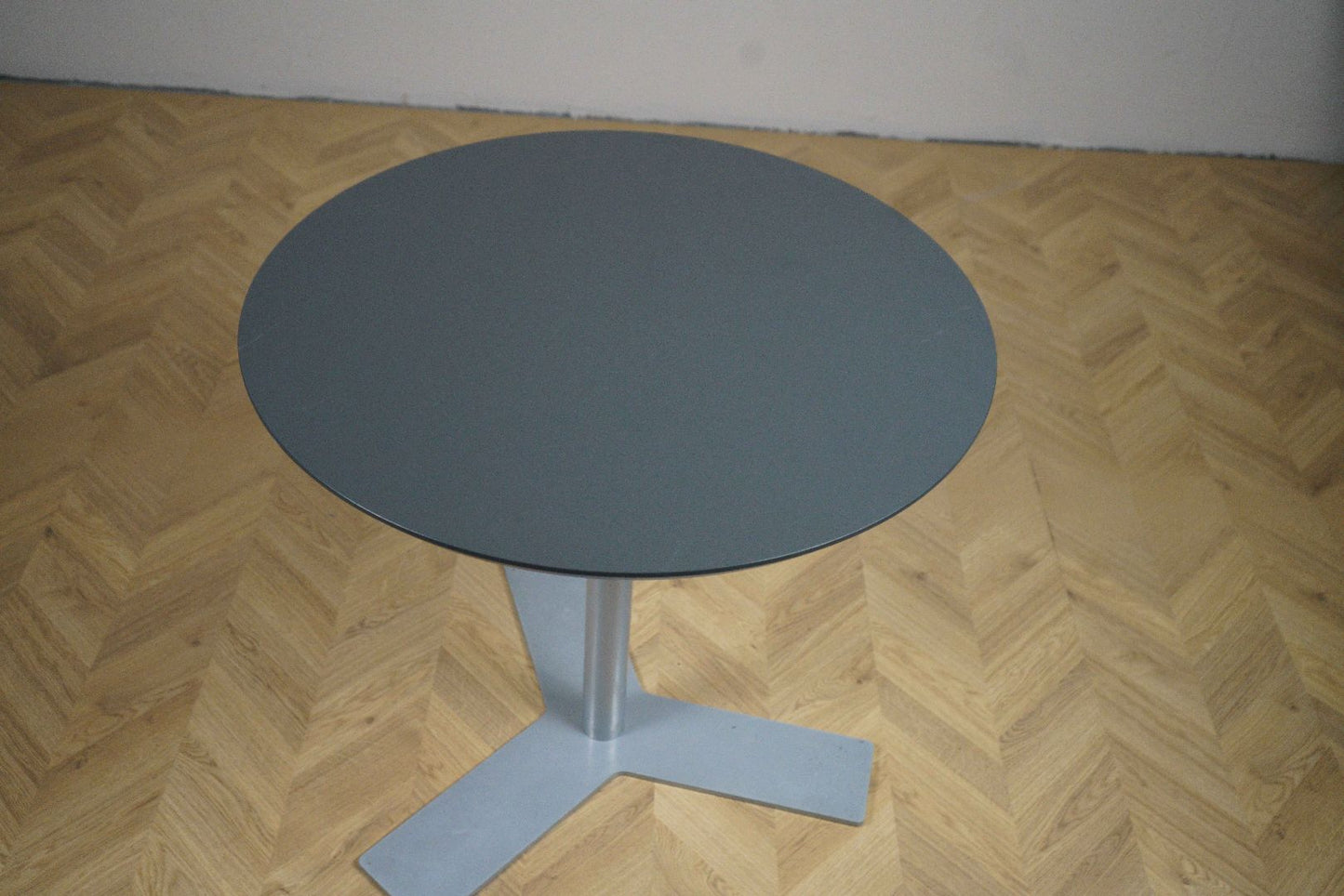 Dencon rundt mødebord set ovenfra med grå bordplade og stel, diameter 70 cm.