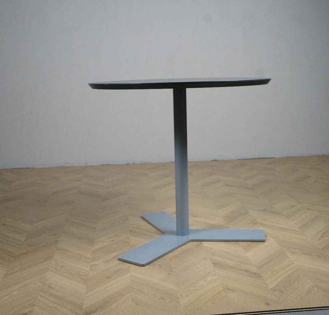 Dencon rundt mødebord i grå med diameter 70 cm – placeret i moderne kontormiljø.