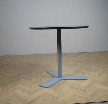 Dencon rundt mødebord i grå med diameter 70 cm – placeret i moderne kontormiljø.