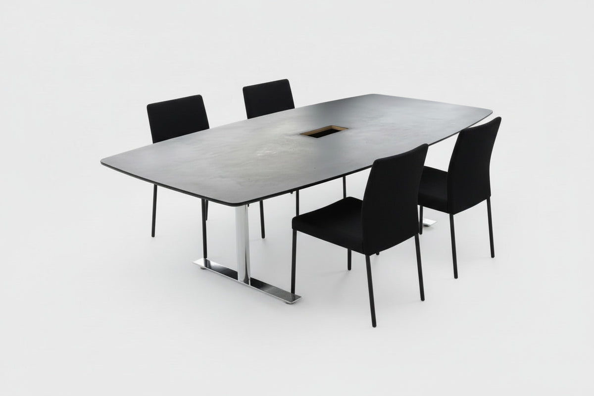 Dencon konferencebord i sort linoleum med stole omkring set forfra