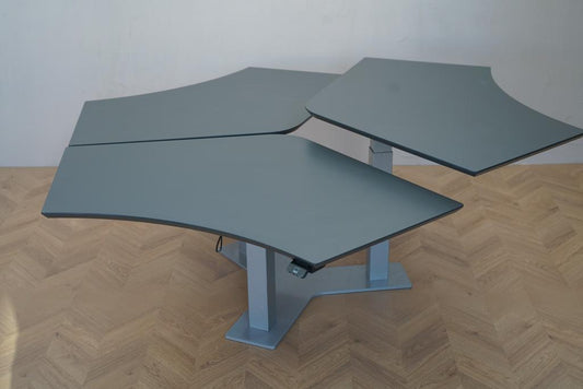 Dencon Reick hæve-sænkebord 3-personers klynge i antracitgrå set forfra – moderne kontorbord med elektrisk højdejustering