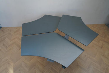 Top-view af Dencon Reick klyngebord – 3 sammenbyggede hæve-sænkeborde i antracit decorlaminat