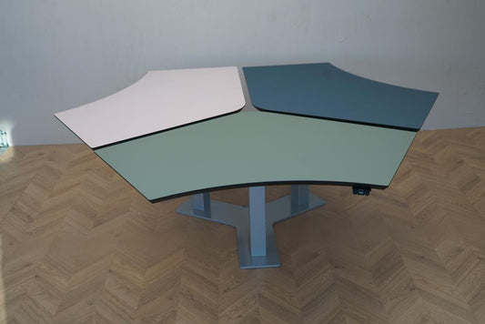 Dencon Reick hæve-sænkebord med 3 arbejdspladser – farvede bordplader i grøn, blå og lyserød linoleum