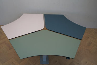 Top-view af Dencon Reick hæve-sænkeborde – 3 sammenbyggede pladser i farvet linoleum