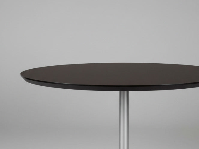 Dencon rundt bord i sort linoleum med stole – frontvisning