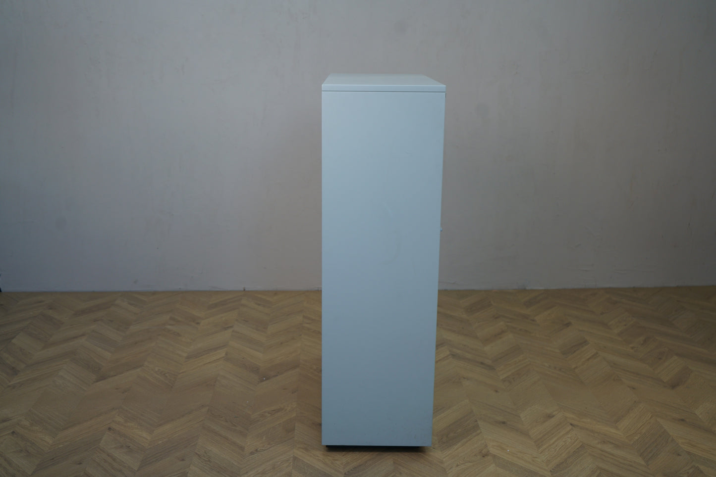 Dencon skab på sokkel i hvid højglans laminat – set bagfra, 80x47x120 cm