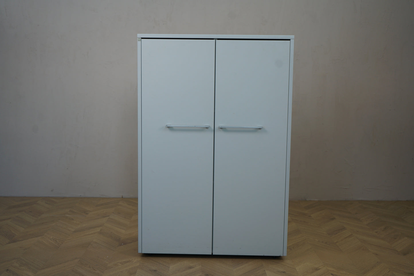 Dencon skab på sokkel i hvid højglans laminat med soft close og grå greb – set forfra, 80x47x120 cm