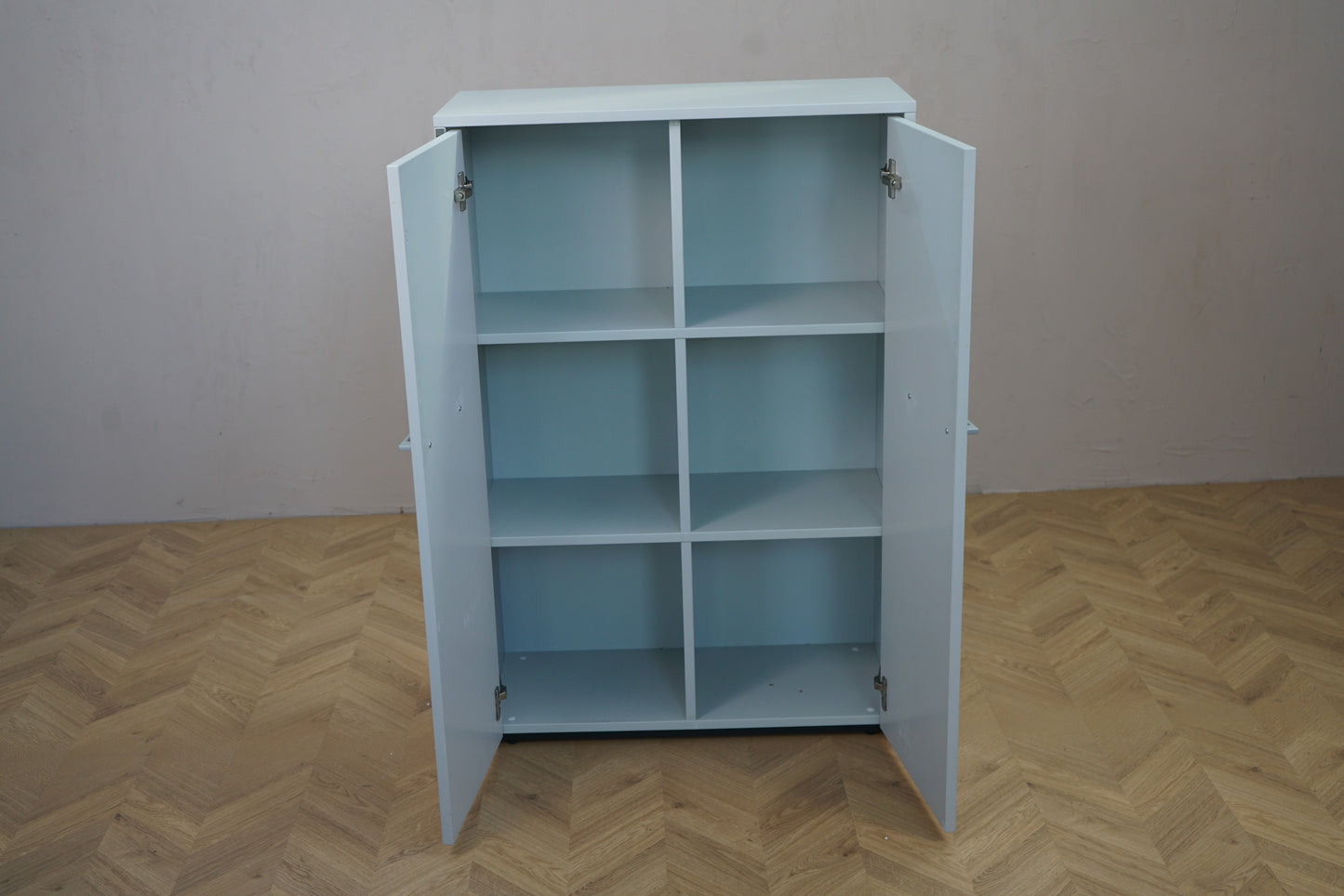 Dencon skab på sokkel i hvid højglans laminat – set forfra med åbne låger og hylder, 80x47x120 cm