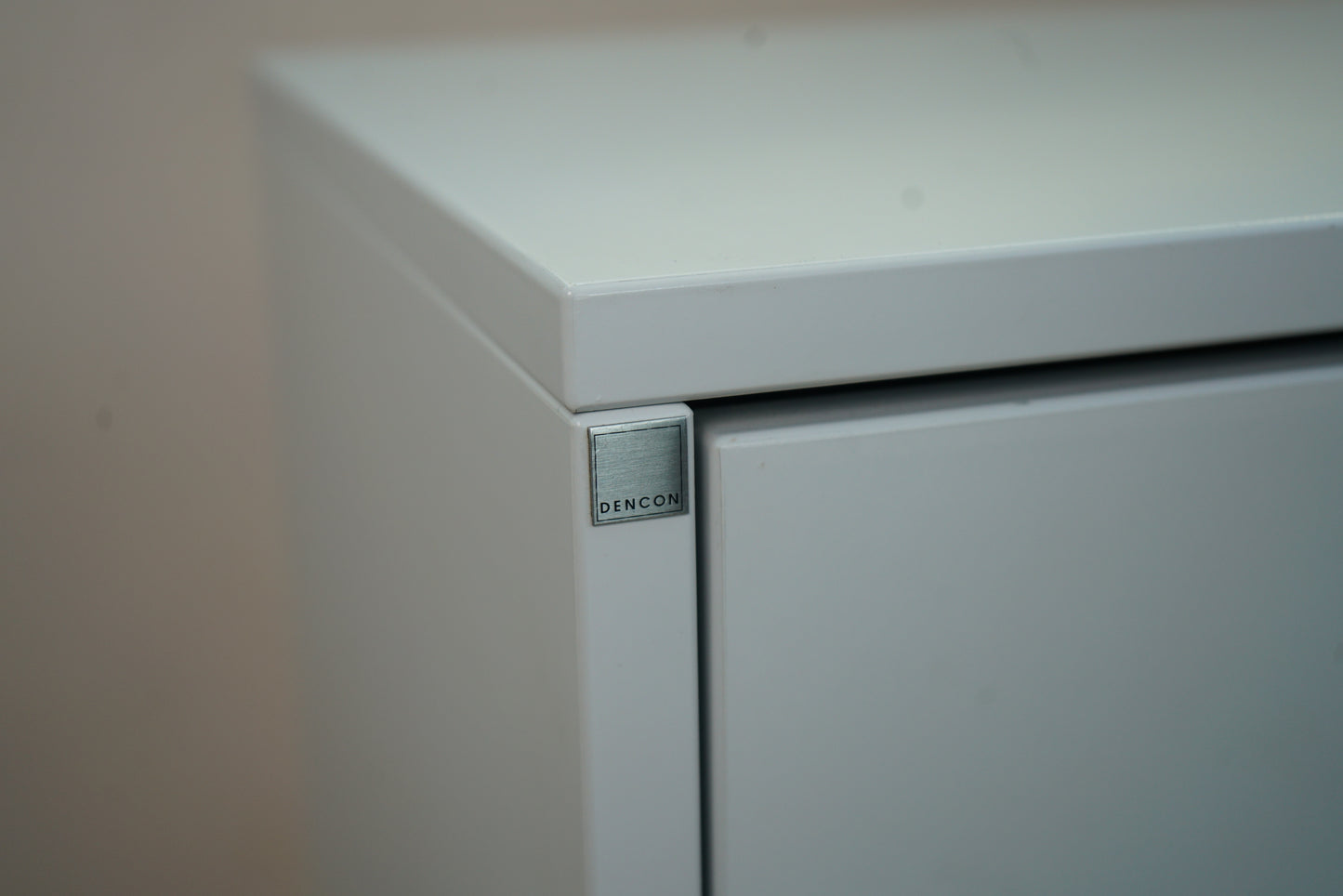 Dencon skab på sokkel i hvid højglans laminat – set fra siden, moderne design med soft close