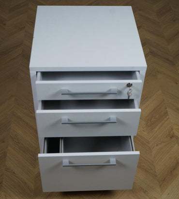 Dencon skuffekassette i hvid dekorativ laminat 46x42 cm set forfra med åbne skuffer – funktionel og stilren opbevaring til arbejdspladsen.