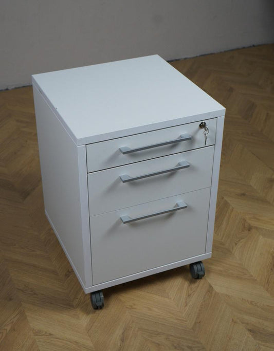 Dencon skuffekassette i hvid dekorativ laminat 46x42 cm set forfra – praktisk opbevaringsløsning til kontor og hjem.