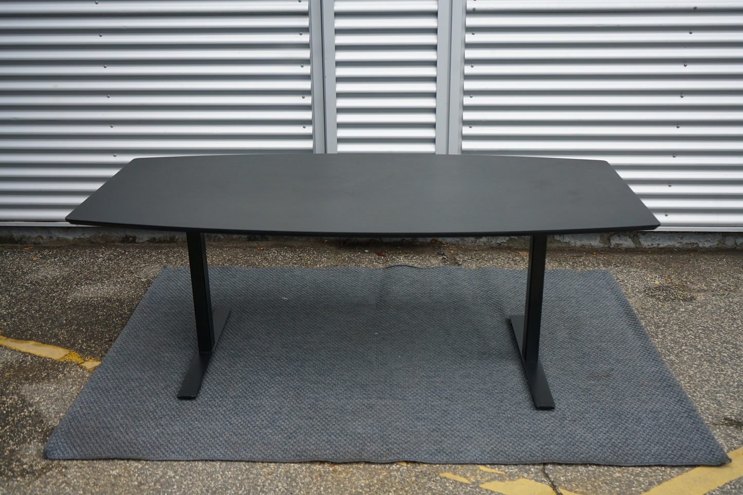 Dencon tøndeformet mødebord i sort linoleum 200x110 cm set forfra