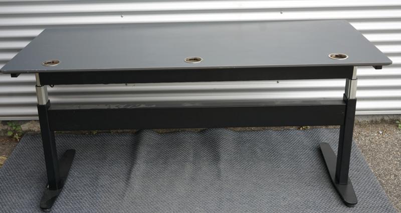 Brugt Duba hæve-sænkebord 180x80 i antracitgrå set bagfra, med kabelbakke og kabelgennemføring, robust og justerbar.