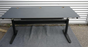 Frontbillede af brugt Duba hæve-sænkebord 180x80 i antracitgrå, flot stand, med kabelbakke og affasede kanter.