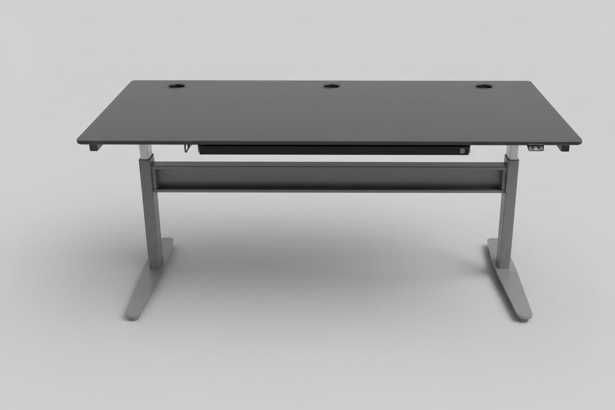 Frontbillede af brugt Duba hæve-sænkebord 180x80 i antracitgrå, flot stand, med kabelbakke og affasede kanter.