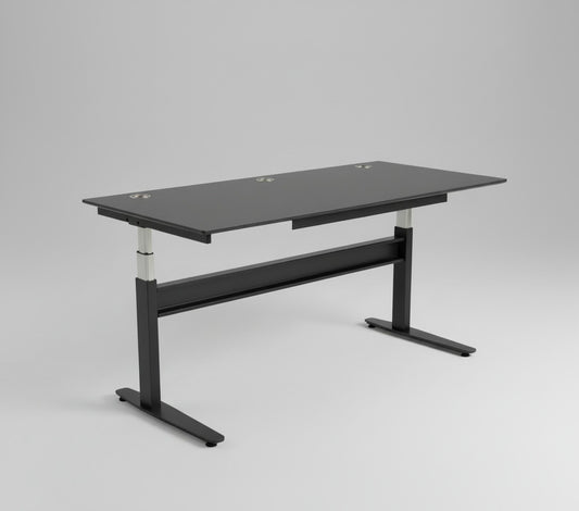 Brugt Duba hæve-sænkebord 180x80 i antracitgrå set fra skrå vinkel, med affasede kanter, kabelbakke og kabelgennemføring.