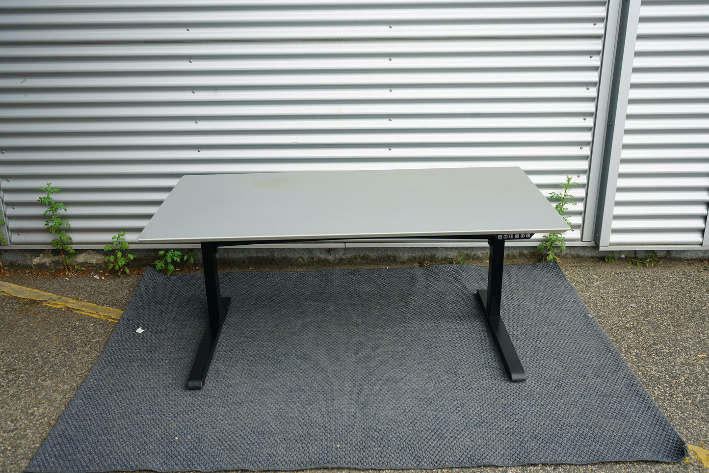 Frontvisning af Duba B8 hæve-sænkebord 160x80 cm i lysegrå linoleum med Linak-motor og kabelbakke