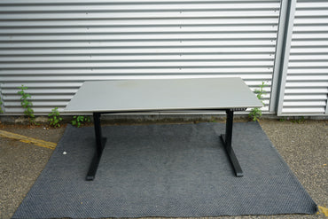 Frontvisning af Duba B8 hæve-sænkebord 160x80 cm i lysegrå linoleum med Linak-motor og kabelbakke