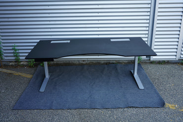 Frontbillede af Duba B8 hæve-sænkebord i sort med kabelgennemføring og centerbue.