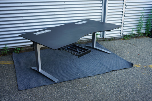 Skrå billede af Duba B8 hæve-sænkebord i sort med linoleum bordplade 200x100 cm.
