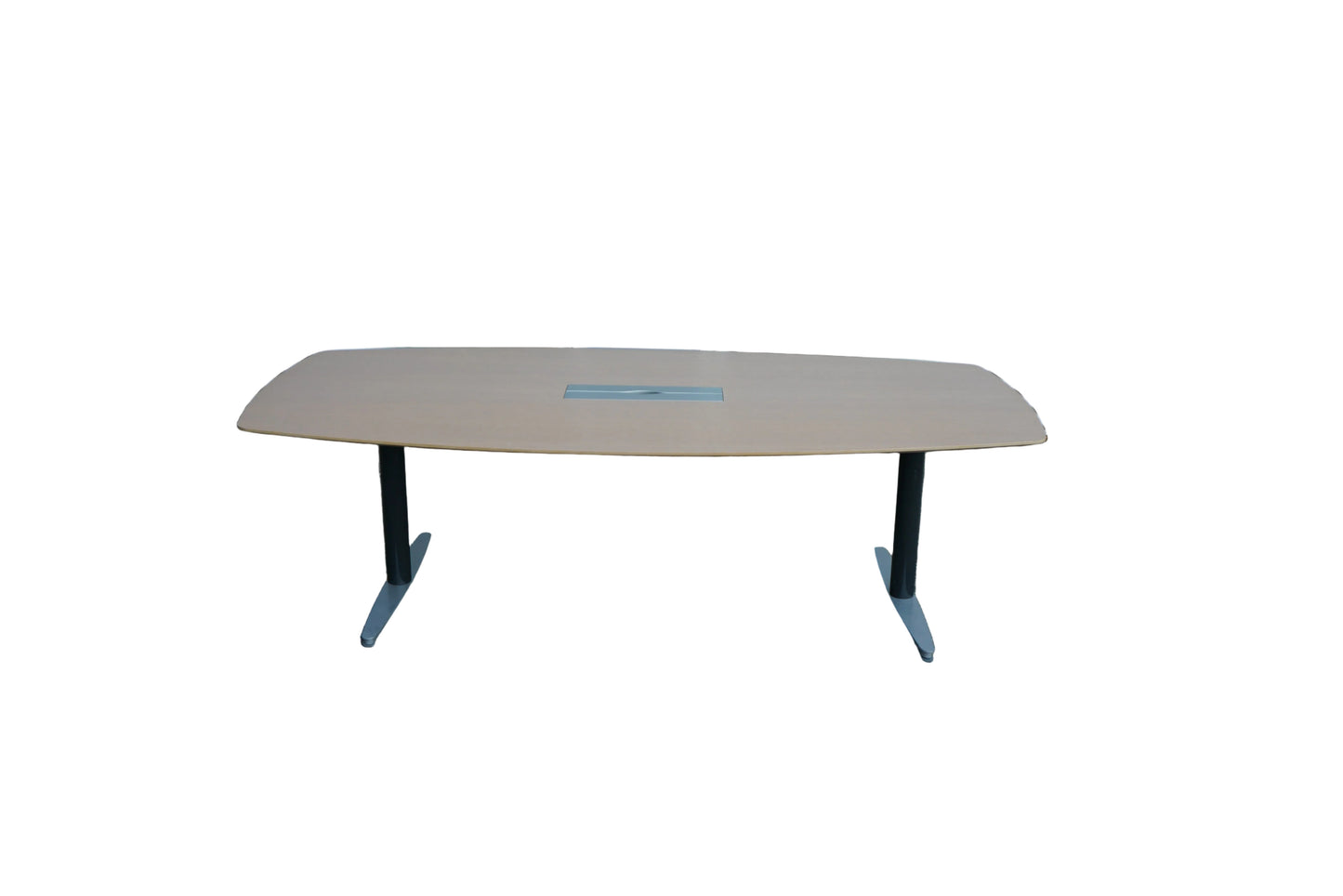 Duba B8 konferencebord i lys egetræ med kabelgennemføring set forfra i moderne design.