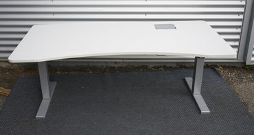 Frontvisning af Duba hæve-sænkebord 180x90 cm med hvid bordplade, mavebue og gråt understel.