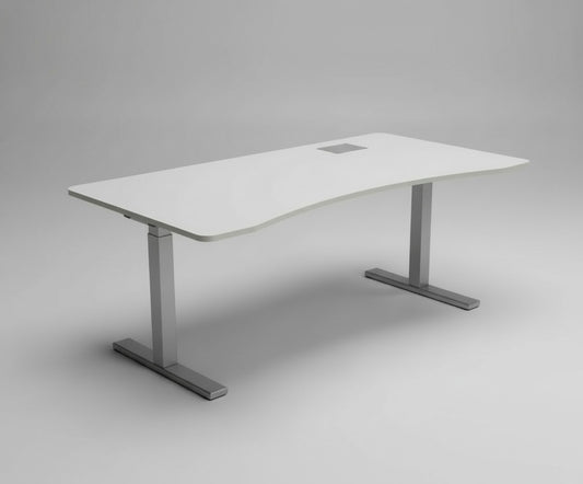 Duba hæve-sænkebord 180x90 cm i hvid med mavebue og kabelgennemføring, set fra skrå vinkel med gråt stel.