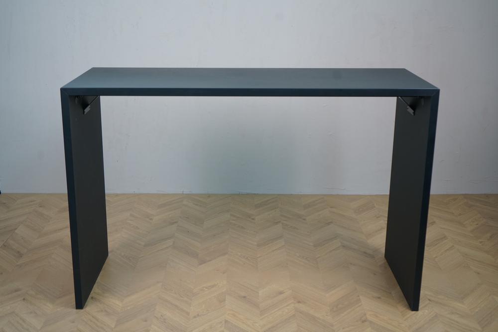 Duba højbord i sort set forfra med elegante gavle og moderne design