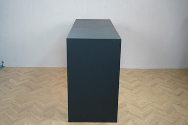 Duba højbord i sort set fra siden med tydelig gavl og linoleum bordplade