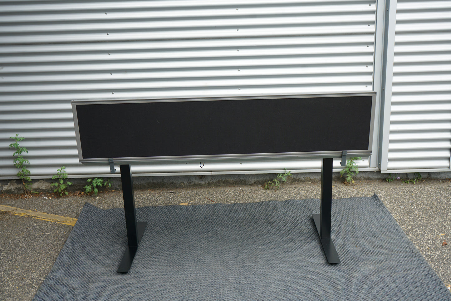 Frontvisning af EFG bordskærm 120x40 cm i sort med beslag til montering