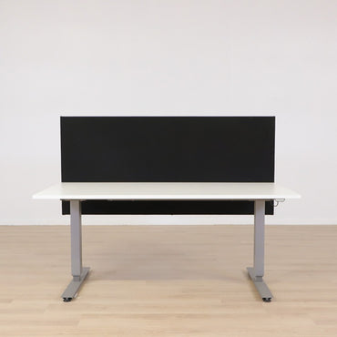 Frontbillede af EFG bordskærm i sort, 120x65 cm, lydabsorberende og nem at montere.
