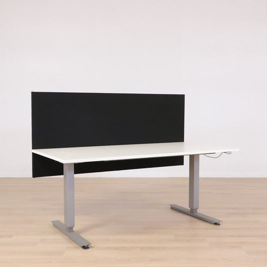 Skråt billede af EFG bordskærm i sort, 120x65 cm, monteret på skrivebord.