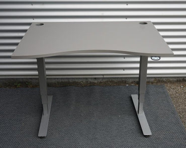 Frontbillede af EFG hæve-sænkebord 120x90 i grå med bue og justerbart understel.